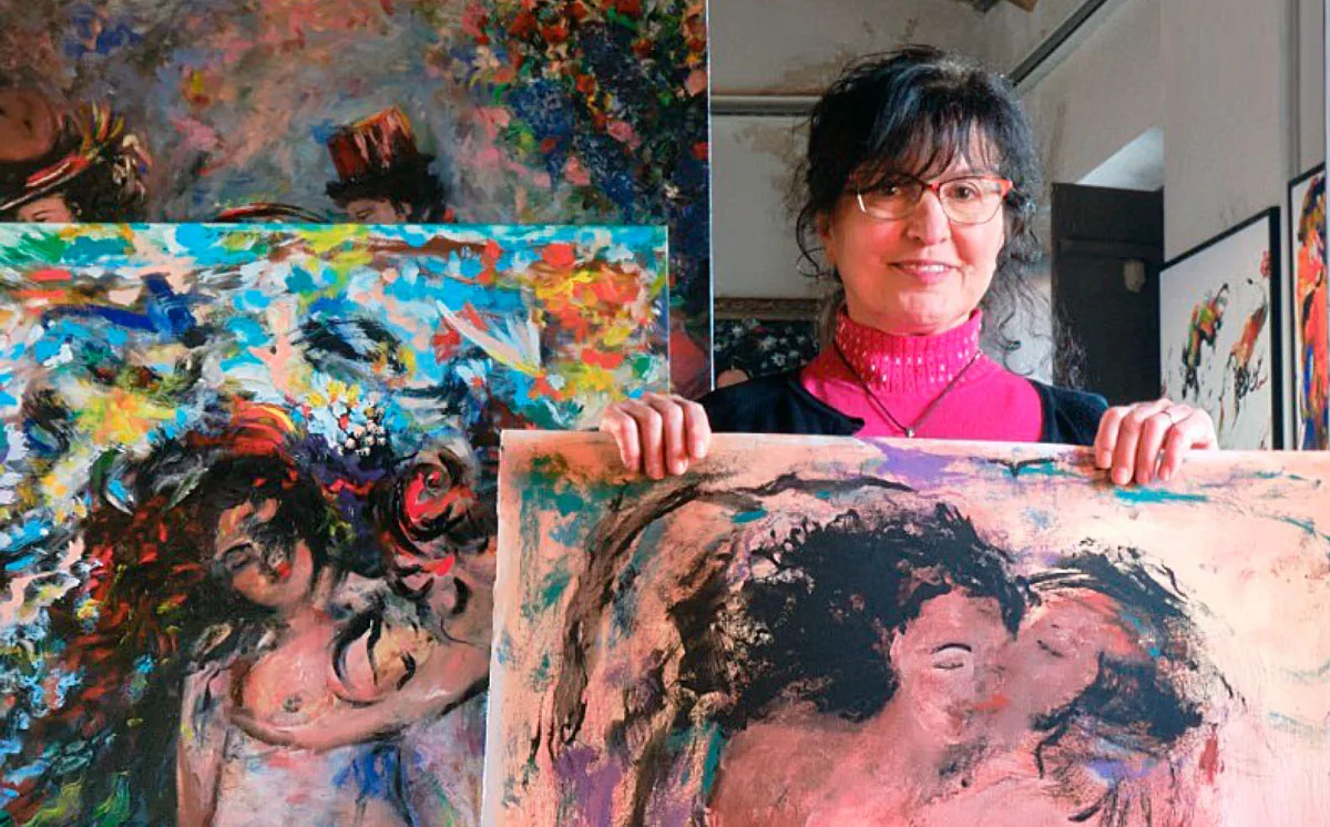 Franca Lavorato mostra alcune sue opere su cartoncino