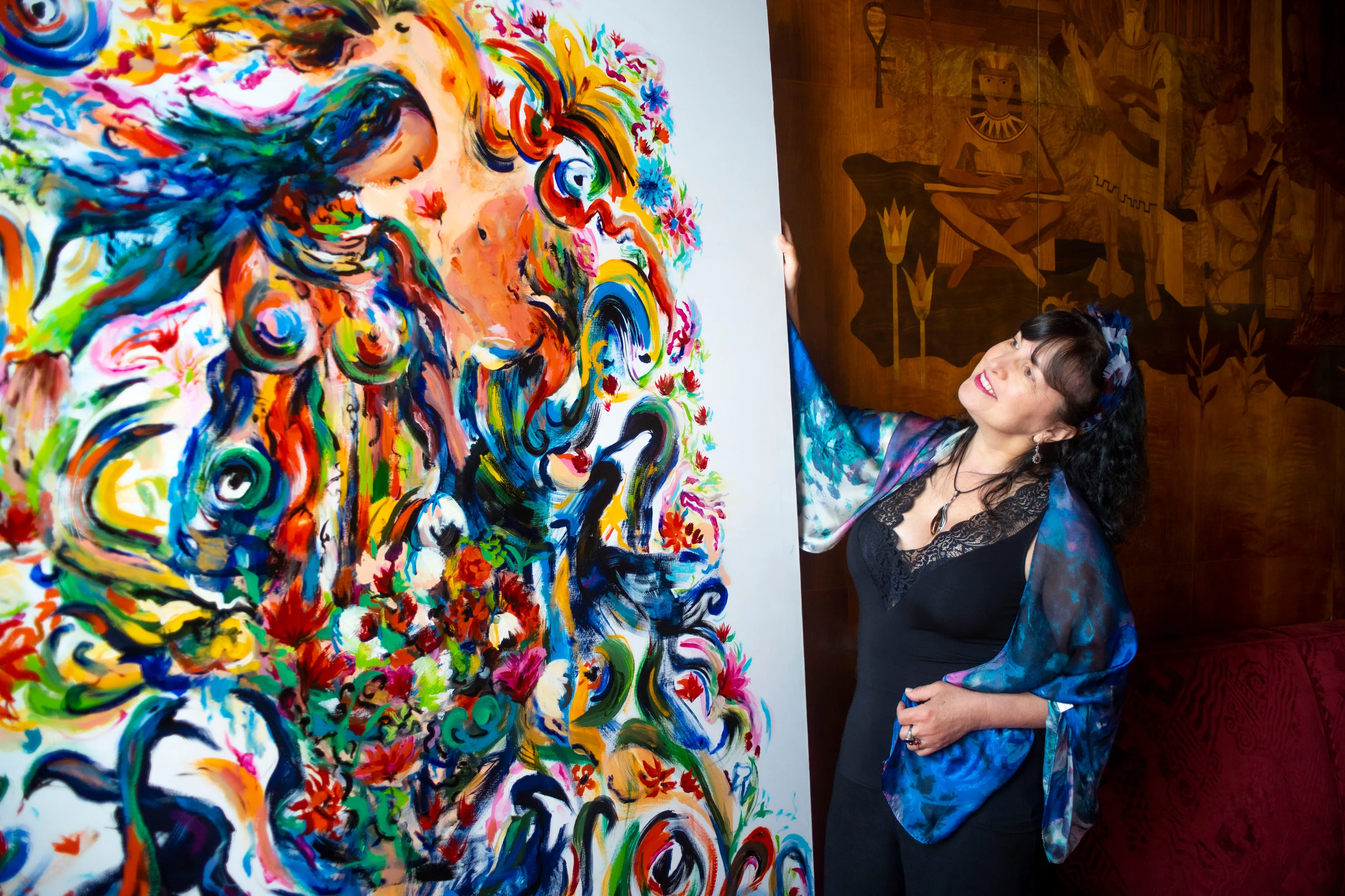Franca Lavorato accanto al dipinto Madre Natura