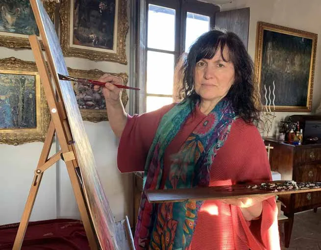 Franca Lavorato al cavalletto mentre dipinge